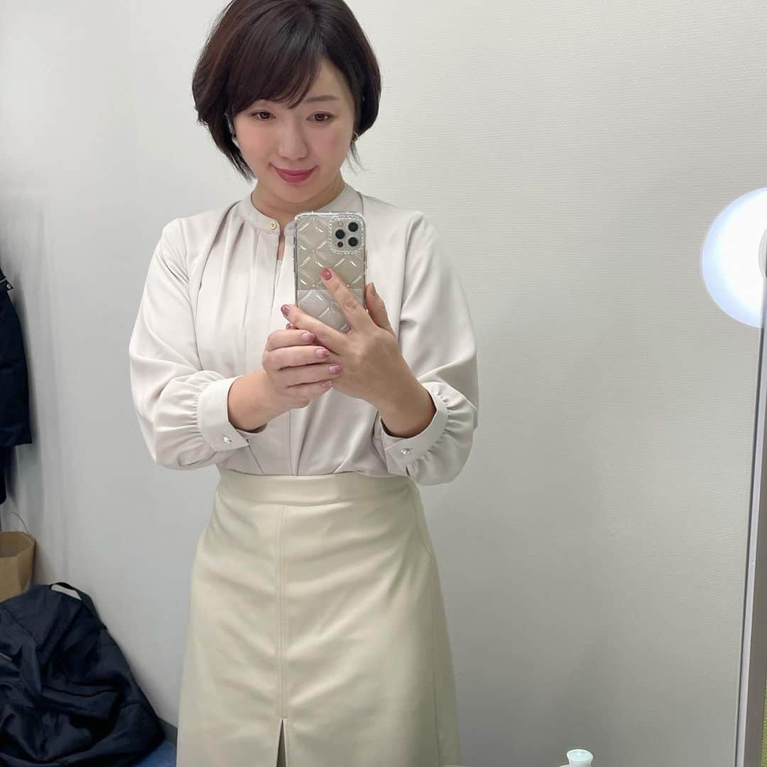 角田華子のインスタグラム：「先週の #福岡ニュースファイルcube  #衣装 #オフホワイトブラウス  でした。 もう一月も終わり。。 早い😵  #今週もよろしくお願いします。」