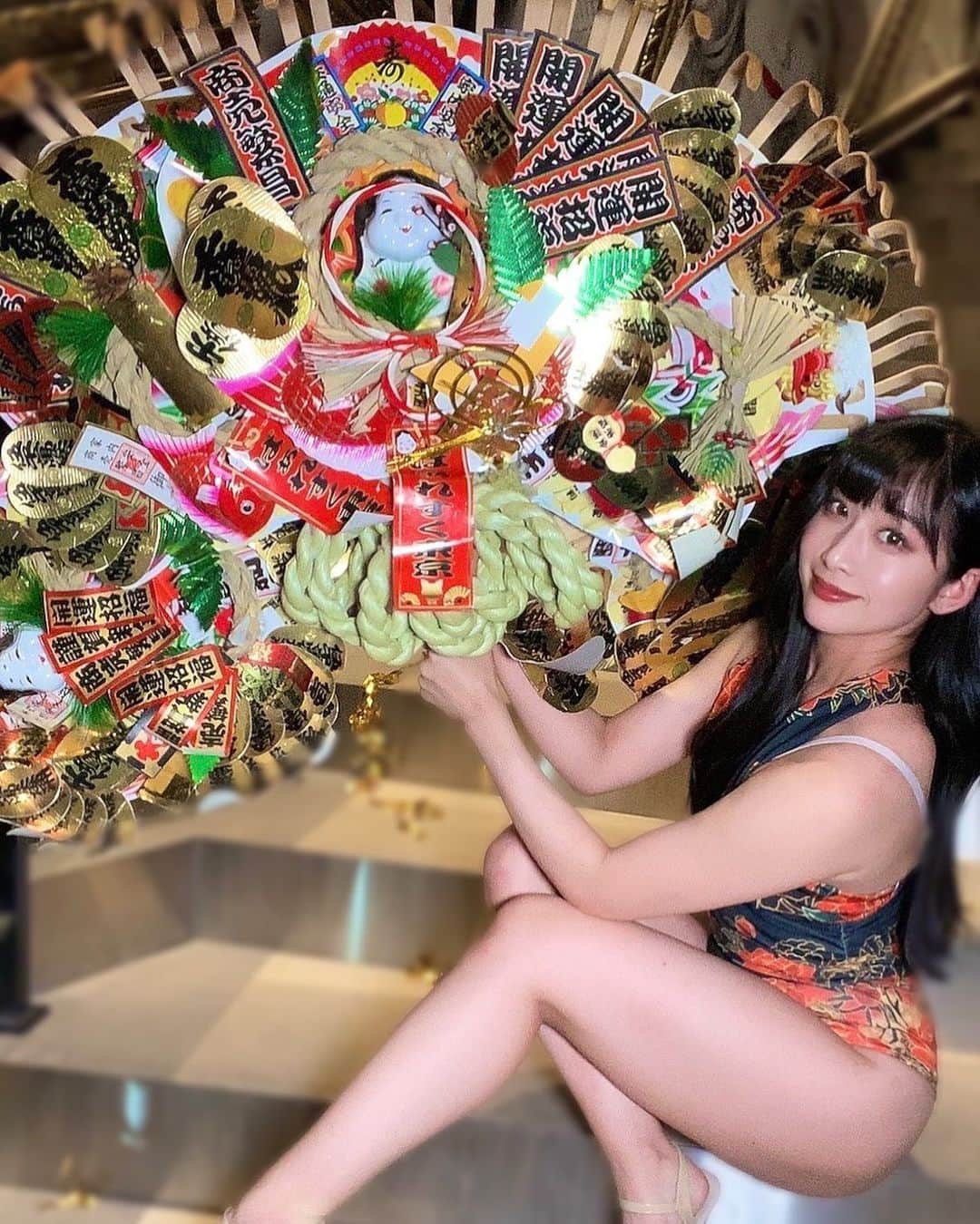 さゆりのインスタグラム：「⁡ ⁡ 一月ありがとうございました🙏🏻❤️ ⁡ 運気上がりそうな写真で締めます✨✨ ⁡ 夢の1,000RION熊手🥺✨ ⁡ ⁡」