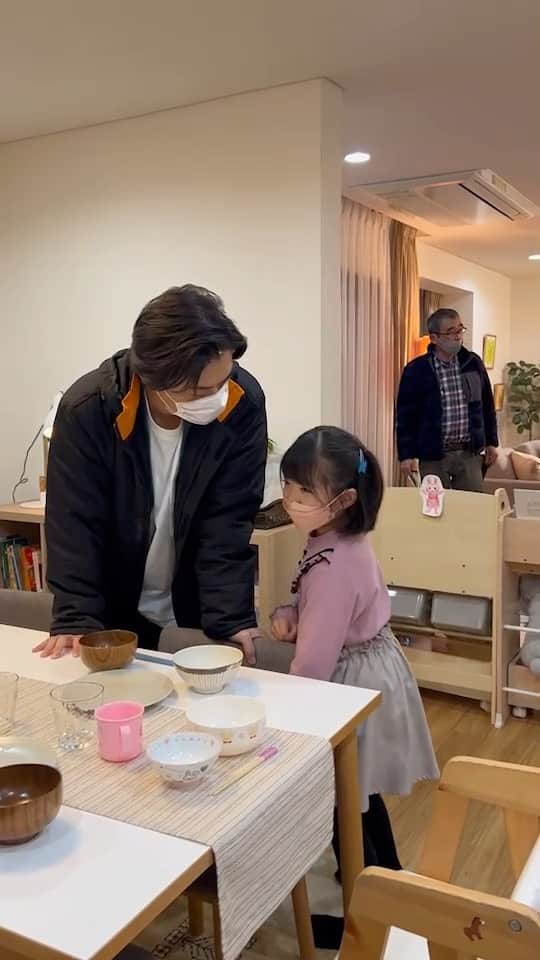 忍者に結婚は難しいのインスタグラム：「. 🍄音無家ほのぼのムービー🍄  待ち時間中の父上と杏ちゃん  #勝地涼 さん、流石のツッコミです🤣 #しのびぃず の今日の夜ご飯はなんですか...？🍛  #忍者に結婚は難しい 全話配信中！ 【1・2・3・4話】#TVer で無料見逃し配信中  #勝地涼 #河野彩吹」