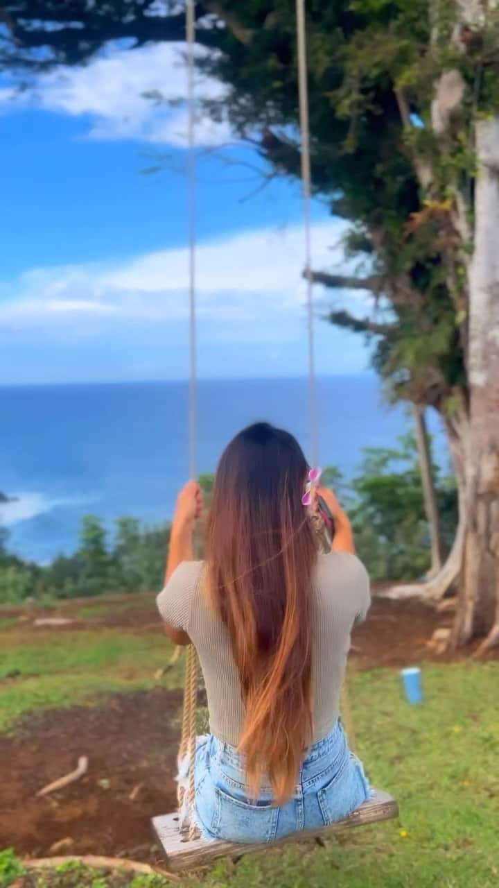 立花亜野芽のインスタグラム：「The swing closest to heaven 🕊一番天国に近いブランコ🤍  #天国ブランコ #ハワイ島 #hawaiibigisland」
