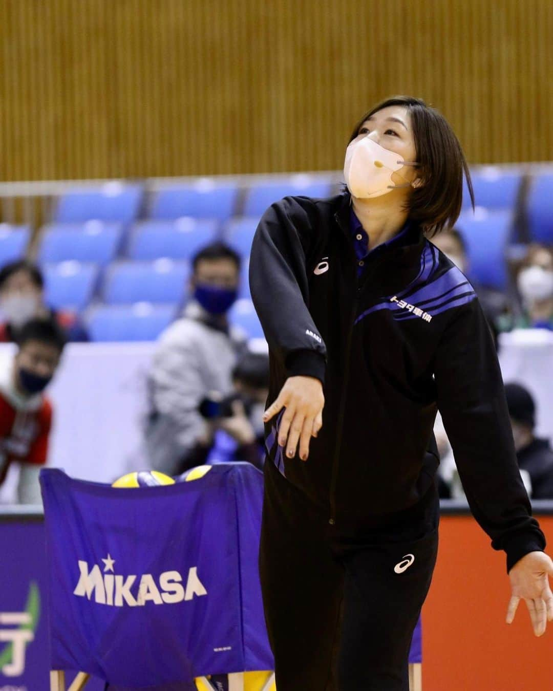 荒木絵里香さんのインスタグラム写真 - (荒木絵里香Instagram)「トヨタ車体 クインシーズ🏐  ホームゲームではセット間にサーブイベントをしたり、試合後にキッズたちと触れ合ったり、イベントいろいろさせてもらってます。　 2/25.26  四日市市総合体育館、 3/11.12  スカイホール豊田にて、ホームゲームが開催されます！ 会場でお待ちしてます。  現在、クインシーズは11勝9敗6位です🏐ココから‼︎さらに成長したクインシーズがお見せできるように頑張ります‼︎」1月31日 18時09分 - erika_araki_official