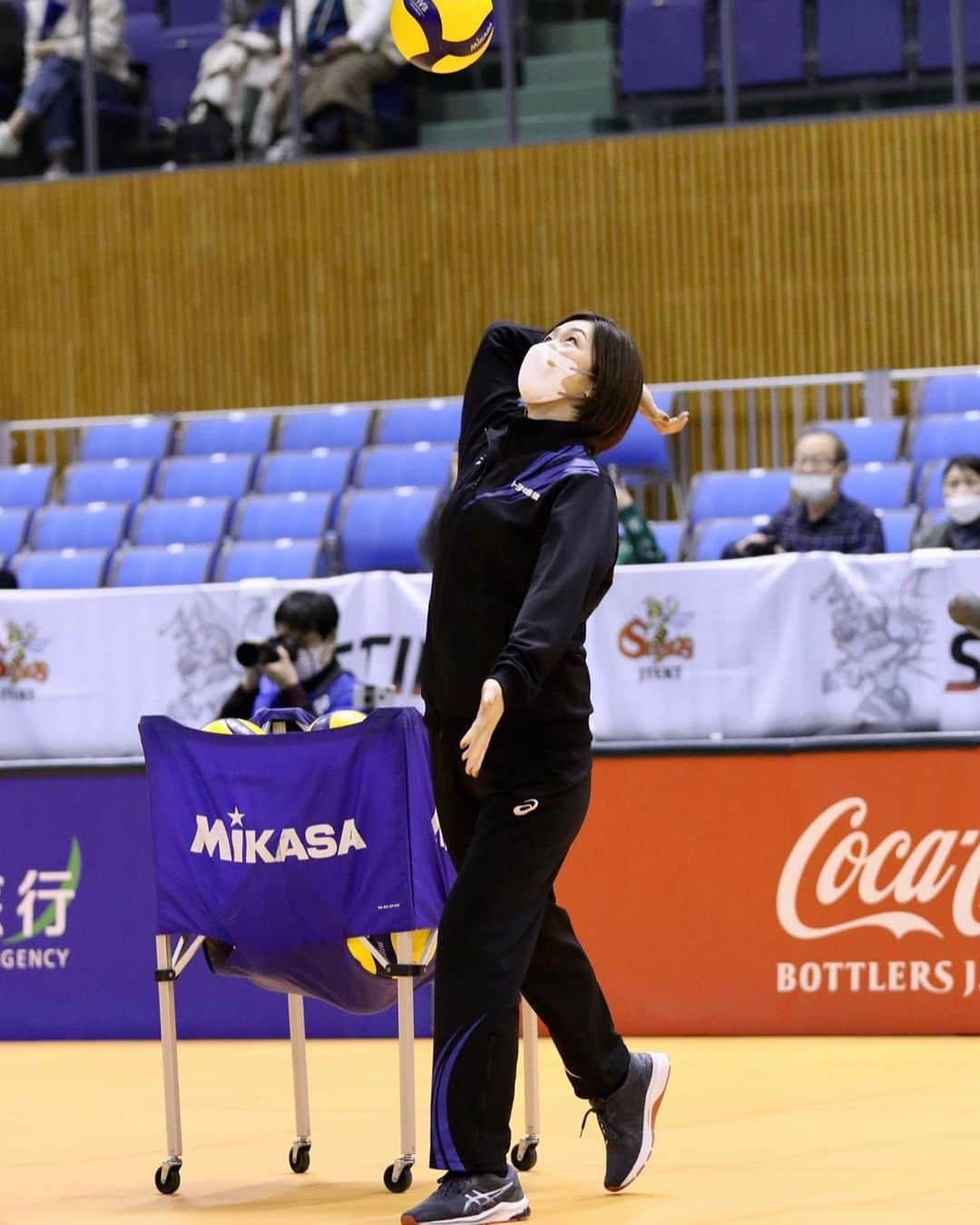 荒木絵里香のインスタグラム：「トヨタ車体 クインシーズ🏐  ホームゲームではセット間にサーブイベントをしたり、試合後にキッズたちと触れ合ったり、イベントいろいろさせてもらってます。　 2/25.26  四日市市総合体育館、 3/11.12  スカイホール豊田にて、ホームゲームが開催されます！ 会場でお待ちしてます。  現在、クインシーズは11勝9敗6位です🏐ココから‼︎さらに成長したクインシーズがお見せできるように頑張ります‼︎」