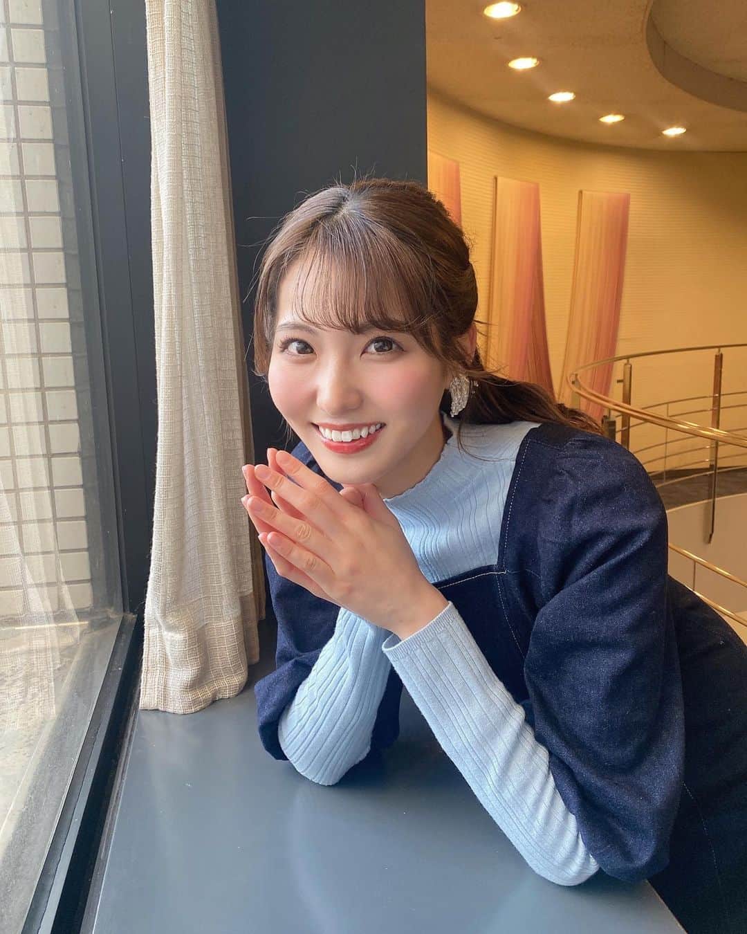 のインスタグラム：「こんばんは🦦✨ 今日も1日お疲れ様でした✨  今朝のアサデス。KBCの衣装は @randa_pic さんの ・ブルーリブハイネックニット ・デニムワンピース ・ホワイトボアブルゾン デニムワンピースがとっても好評で嬉しかったです👗🫧 ハイネックニットと合わせることで着回しが出来てお洒落上級者コーデに🫶🏻  新しくゲットした イヤリングを付けてみました〜♪♪  今日は朝から山田さんに綺麗な美味しいチョコレートを頂き、オンエア後麻美さんとカップラーメンを食べて小走りして、午後からは母とのんびりカフェでお茶をしてとっても素敵な1日でした🍫🍜🏃‍♂️☕️🍰🎶  午後からは日差しの暖かさが出てきて 気持ちよかったなあ☀️ぽかぽか☀️  皆さんはどんな1日でしたか☺️  #アサデス#アサデスKBC#KBC#お天気お姉さん#福岡県#ポニーテール #冬コーデ#デニムワンピース#ボアブルゾン #ハイネック #ハイネックニット」