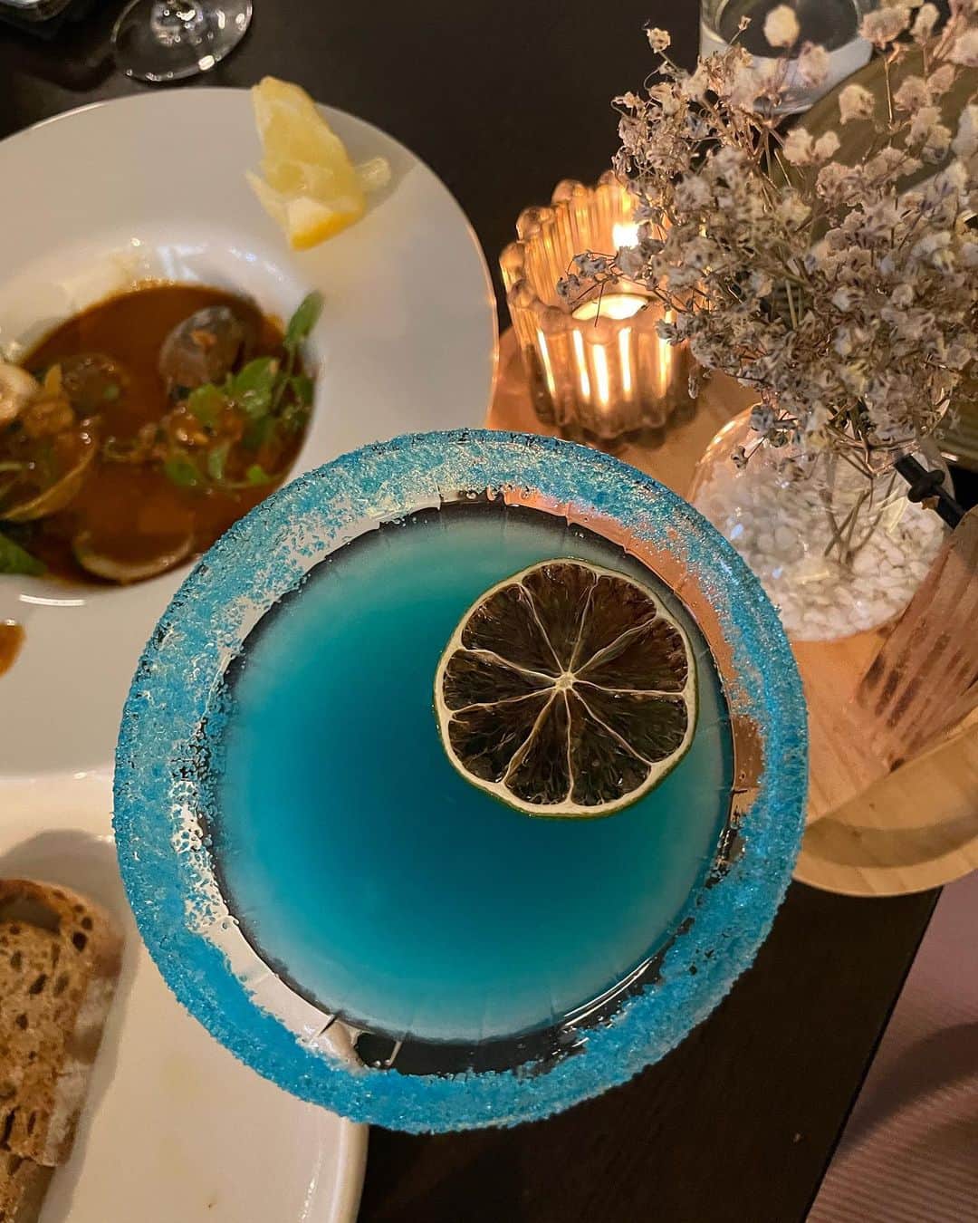 あゆみのインスタグラム：「MOON 🌖 . Thai fusion restaurant in Darlinghurst ごはんもお酒もおしゃれで全部おいしかった🦋‪ ロウソク食べれるのびっくりした🕯 . . #moon #restaurant #sydney #sydneyfood #australia」