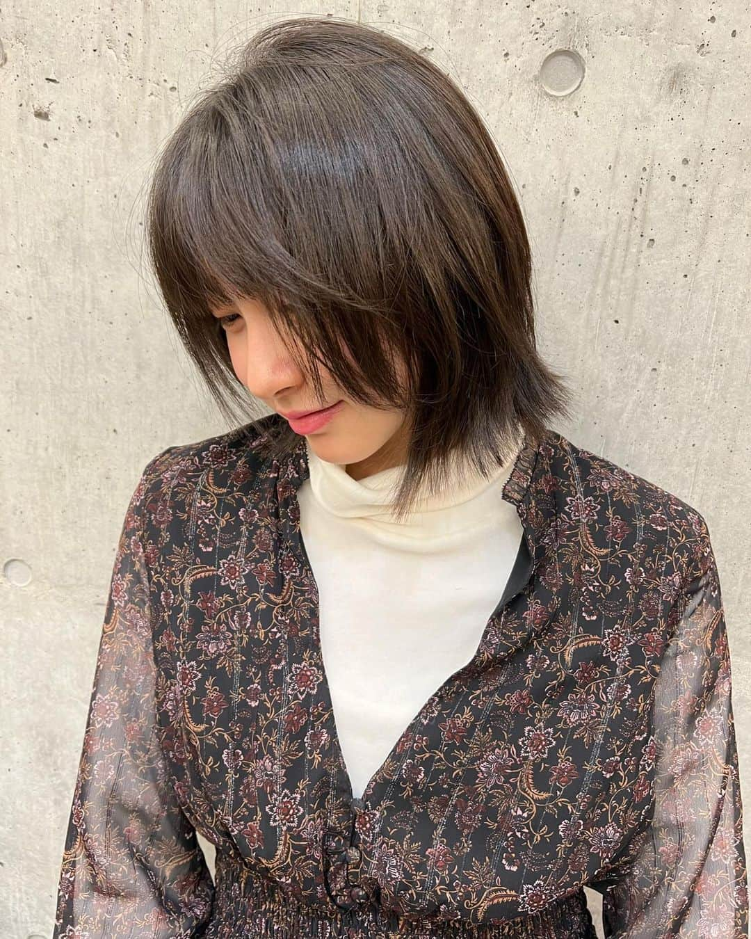 森マリアのインスタグラム：「New Hairstyle  今回は少しボーイッシュめに✨ いつもヘアカットの時は、一緒にショッピングでもしてるかのように、きゃっきゃっ💖して最高に楽しい！  ほとんど妄想に近いオーダーを具現化してくれるあいさん @aikitano.ain 様様です🥰  次はどんな髪型にしようかな〜」