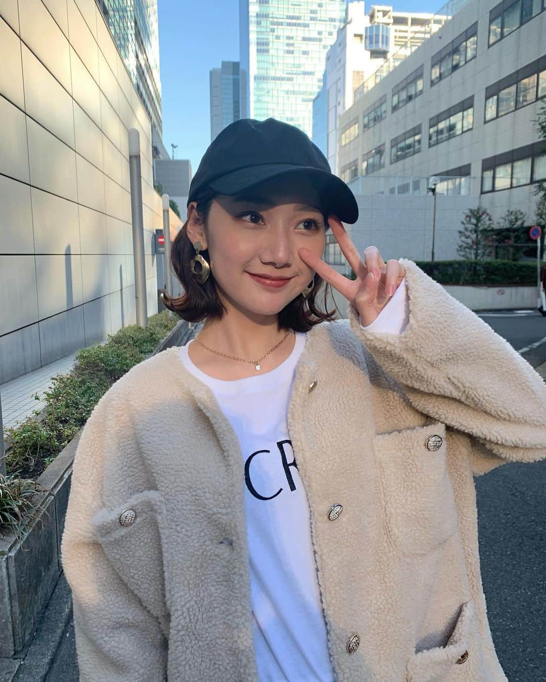 高井真菜のインスタグラム：「ぴーす、ぴーす✌︎✌︎  、、最近撮影オフショットを撮る際 ポーズに困ってぴーすをしがちです」