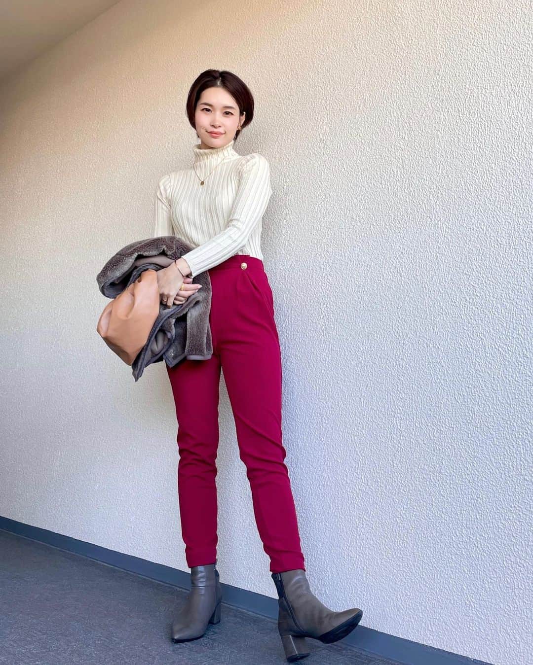 三佐和あやのインスタグラム：「アラフォー３児ママのパンツコーデ ✨  はっきりした色って 意外とスタイル良く見ぇするよ🤍 #ミッキー みたい🐹❤️  ストーリーズ ハイライトのリンクも見てね♪ @misawa_aya   #アラフォーママ #ママコーデプチプラ #ユニクロきれいめ部 #シーイン購入品 #30代コーデ  #プチプラ高見えコーデ」
