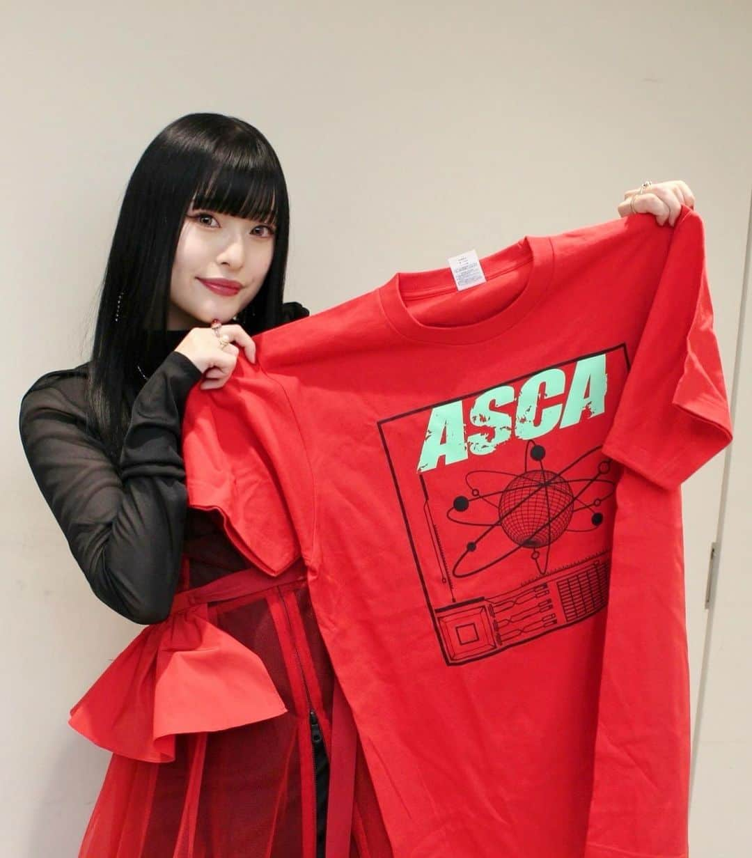 ASCAさんのインスタグラム写真 - (ASCAInstagram)「リスアニ！コラボTシャツ、ソールドアウトありがとう。去年は沢山海外でライブさせてもらったから、地球儀なデザインでした🌏  #ASCA #asca_jp #sacramusic #goodmusic #music #newrelease #newmusic #photography #photooftheday#portraitgames #earth_portraits #moodygrams #vscoportrait #fashion #japan #anime #anisong #Spotify #Applemusic #LINEMUSIC #fate #grancrest_anime #Apocrypha #portraitpage #shironeko_anime #mahouka #TWEWY #sao_anime #FGO」1月31日 18時50分 - asca_jp