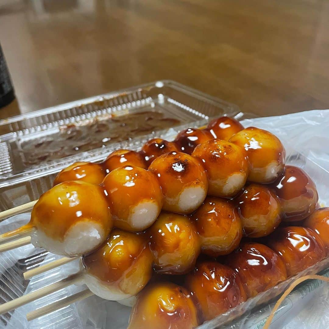 JUNさんのインスタグラム写真 - (JUNInstagram)「1/26 泰可birthday🫶🏻  先日64歳になった父、泰可。 しっかりおじいちゃんになったな〜 って感じだけども変わらず 世界で1番大好きで尊敬する男性  小さい頃は仏壇の前で 木魚とお鈴でバンド結成してたな笑  ふざけ合ってケタケタ笑って 母に冷やかな目で見られる、父と娘  出張でいない時は父の枕で寝てたりも  めちゃくちゃな事言いすぎて ブン殴られた記憶もございます笑 愛の鞭ですね  それでも今も愛してくれる父 ありがとう、大好き 長生きしてくださいませ♥️  可愛いケーキと大好きな団子 片目潰れたブサカワろびん様 完全にシカトなろびん様🐶 の、四本立てでございます。  #大好きな人 #長生きしてね  #誕生日 #birthday #愛犬 #いぬすたぐらむ  #チワワ #ちわわ #ちわすたぐらむ  #お犬様」1月31日 18時49分 - aiko_pilates.88
