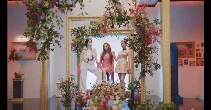 Kasperのインスタグラム：「VIVIZ - PULL UP  Choreo @haeunkim__  @eunhyekimm  @rozallllll  @kasper0524   Performance Direct @special_dx @kasper0524」