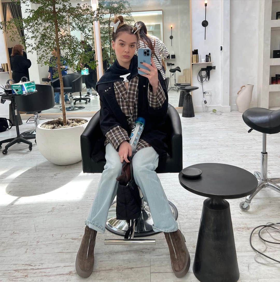 ヘイリー・スタインフェルドのインスタグラム：「happy 45th day of january :)」