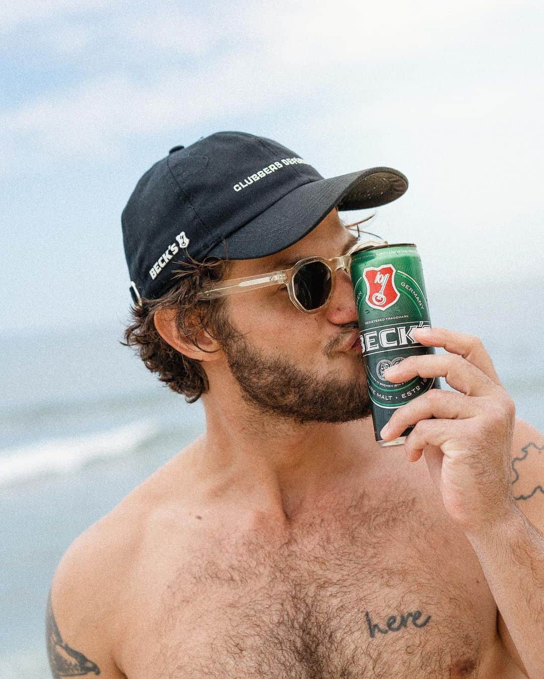 Chay Suedeのインスタグラム：「Para os dias de descanso, o amargo da minha purinha favorita não pode faltar 🗝️ #QuantoMaisAmargoMelhor  Beba com Moderação. #Publi」