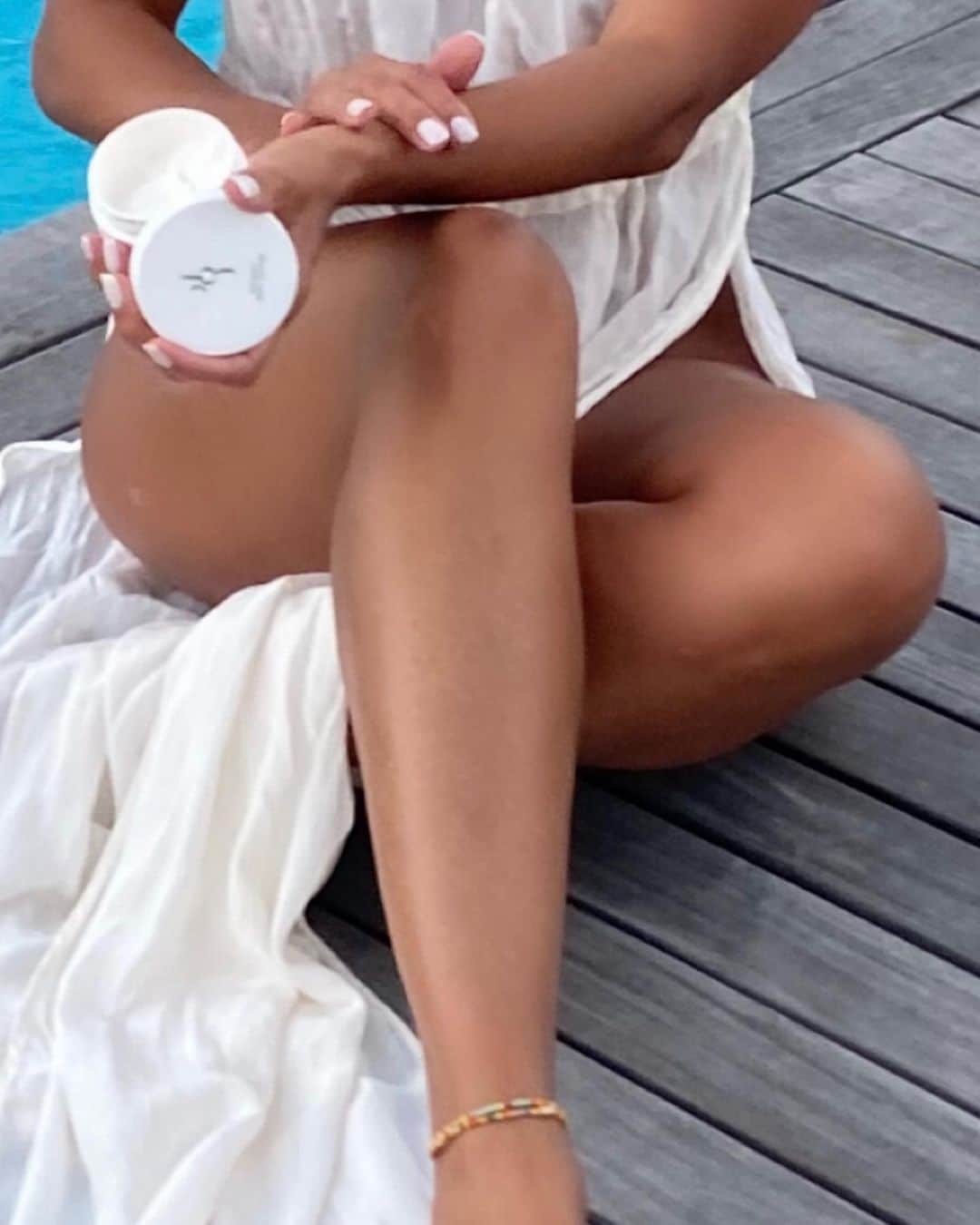 ニコール・ミッチェル・マーフィーのインスタグラム：「Oh yes! Finally we are back in stock of the YFOY coconut body butter.  @yfoyshop   Coconut body butter acts great on the skin as a natural moisturizer. It promotes skin elasticity and fights free radicals to maintain a youthful complexion. The antioxidant compounds found in the butter are quickly absorbed by the skin, and it penetrates deep layers. It is a rich source of triglycerides. These fatty acid components get together to create a barrier that locks in moisture.  Smells amazing on your skin.   #coconut #coconutbodybutter #yfoy #yourfountainofyouth #everydayconfidence #beautifulskin」