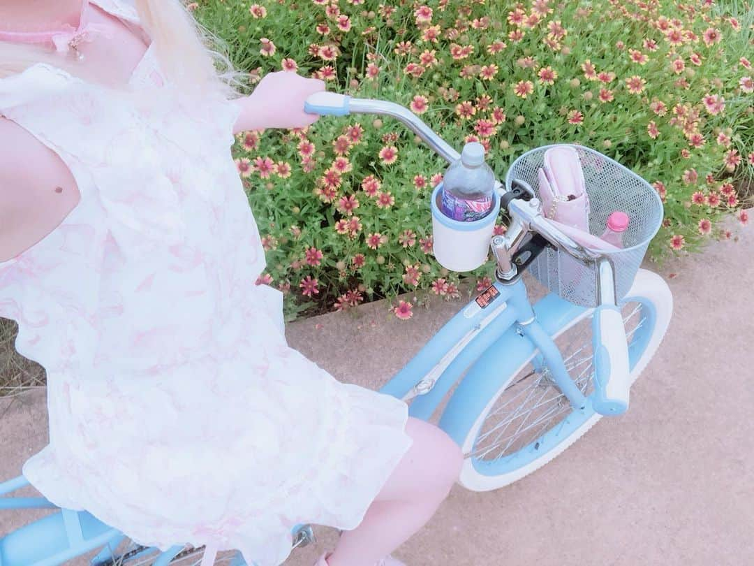 Elizabunnii エリザバニーさんのインスタグラム写真 - (Elizabunnii エリザバニーInstagram)「💘I’m moving to Europe soon & staying until summer & I still don’t know how I feel but it’s going to be cool, right???💭💭」2月1日 4時31分 - dollie.bunnie