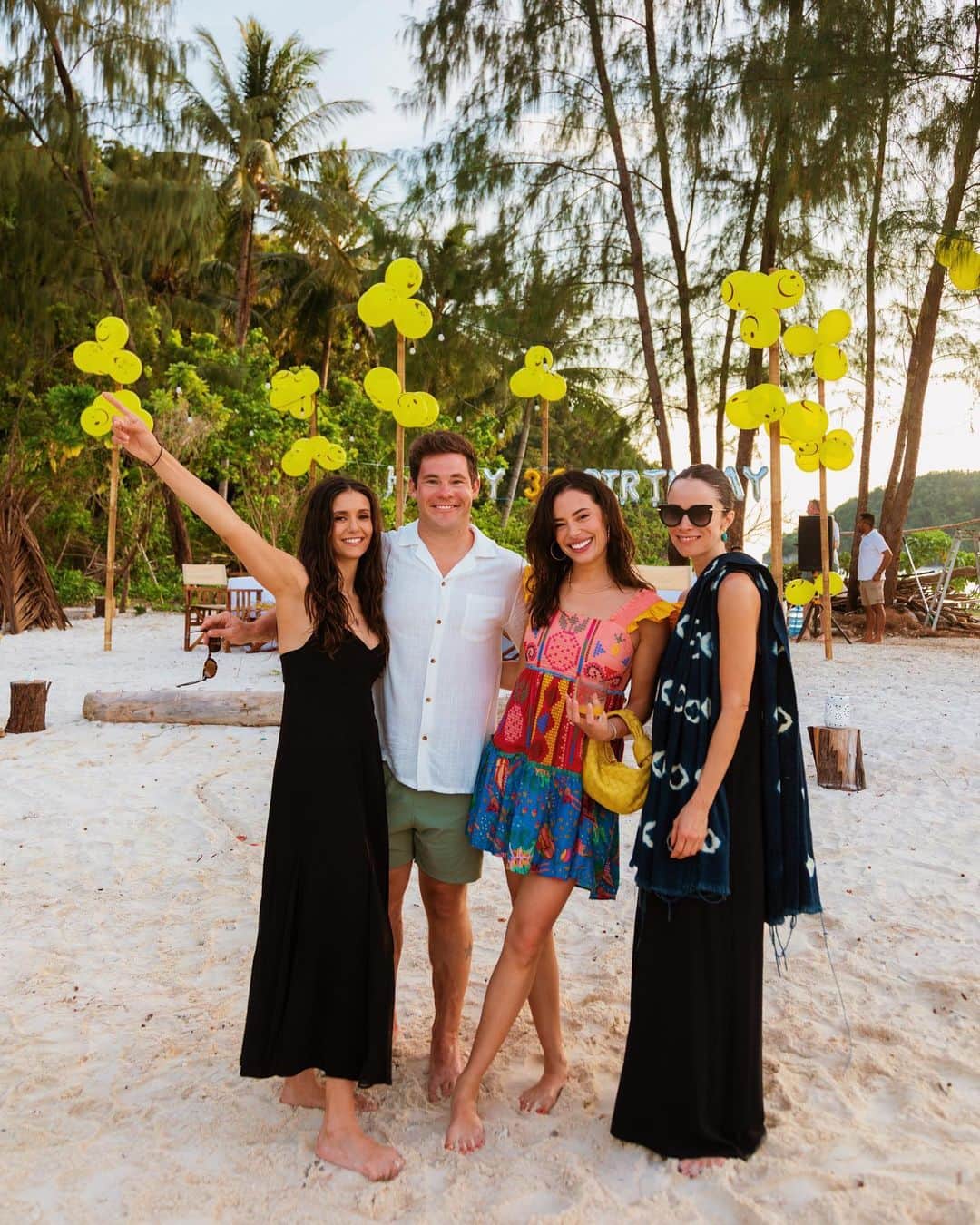 クロエ・ブリッジスさんのインスタグラム写真 - (クロエ・ブリッジスInstagram)「Happy birthday @nina! Thank you for being born so we could take this trip of a lifetime with you! 📸 @samanthamarq」2月1日 4時39分 - chloebridges