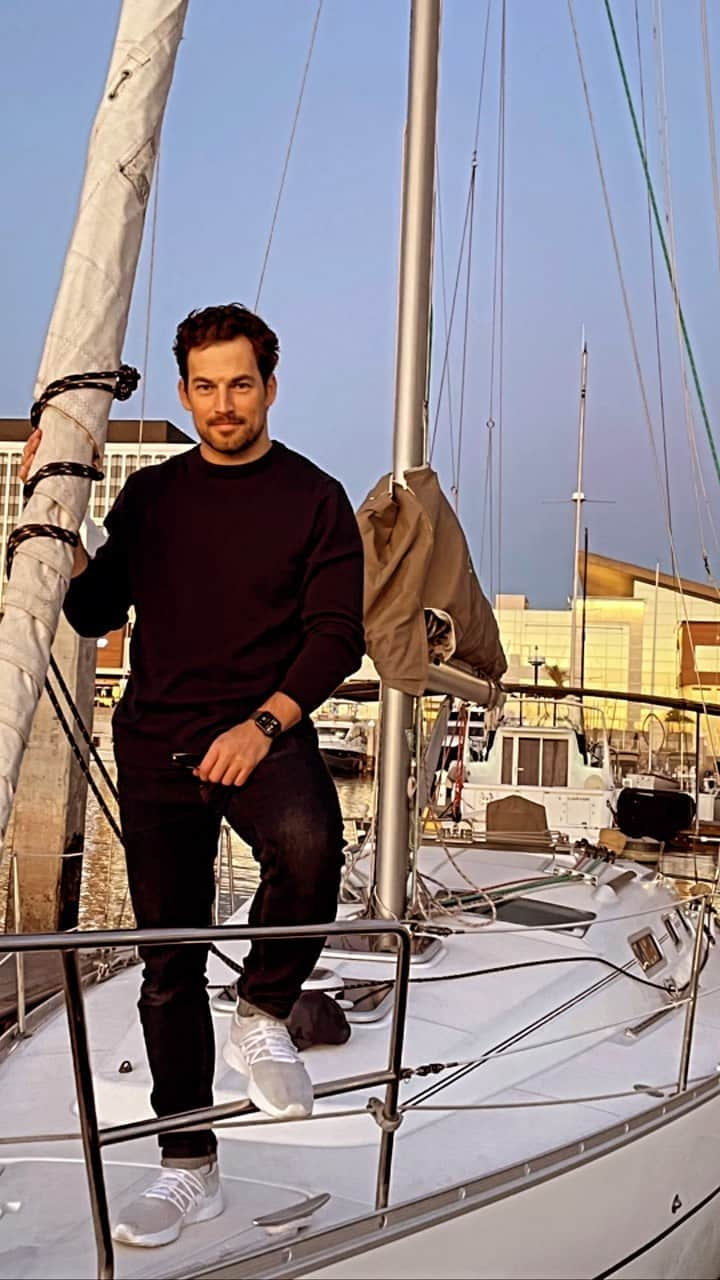 ジャコモ・ジャンニオッティのインスタグラム：「Spent an incredible week getting my sailing license at Marina Del Rey here in California for a role I’m preparing. The 101 and 103 course were a lot to pack into 5 days but I did it. Was blessed with great weather and the most incredible captain and instructor I could have asked for, @natasha_lee_martin .   If you’re in LA and are serious about sailing check out @marinasailingofficial to get certified through  @americansailing . Being on a boat ⛵️ and at sea🌊 with good people, is my happy place. I’ll be back for more lessons soon, but until then, thanks for the good vibes, I’d do that again 1000 times 🎶」