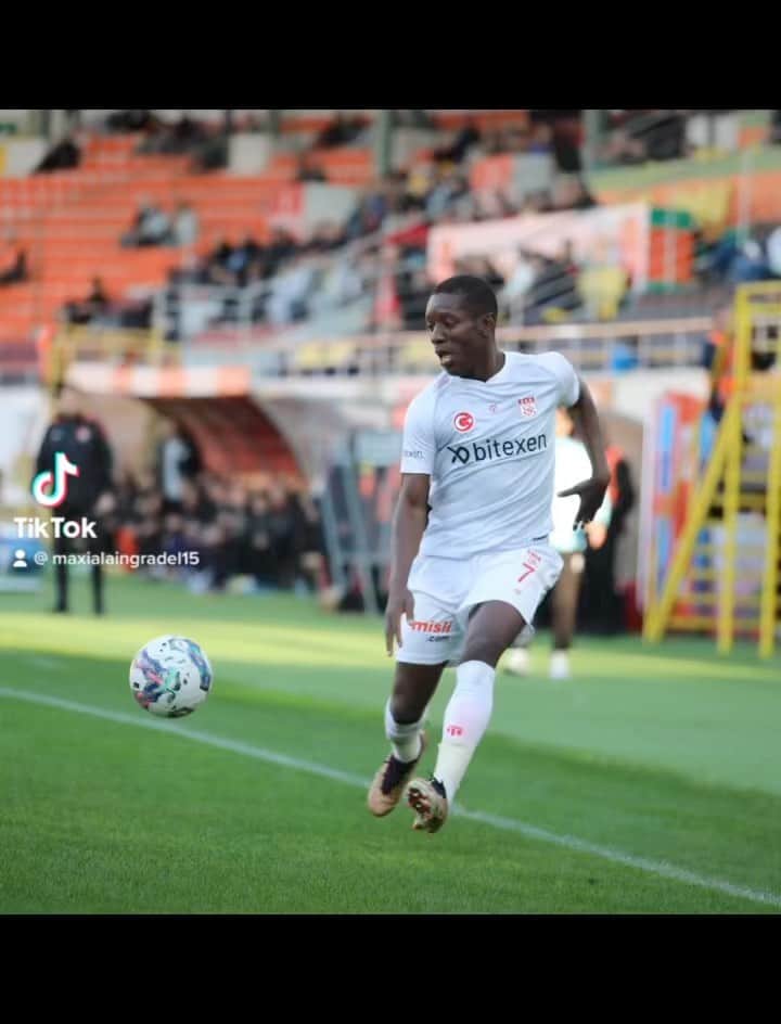 マックス・グラデルのインスタグラム：「🍀🍀🍀🙏🏾🙏🏾🙏🏾⚽️🤝🏾🇨🇮😊」