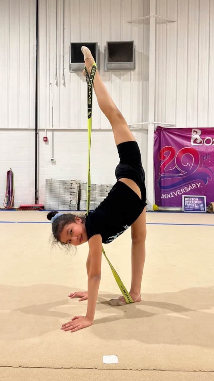 ナターリア・ガウジオのインスタグラム：「All the pretty girls walk like this… Stretching time! 😍💖🤸🏼‍♀️✨💪🏻 #flexibility #rhythmicgymnastics #happiness #stretching #prettygirls #bostonrhythmic #gymnasts」