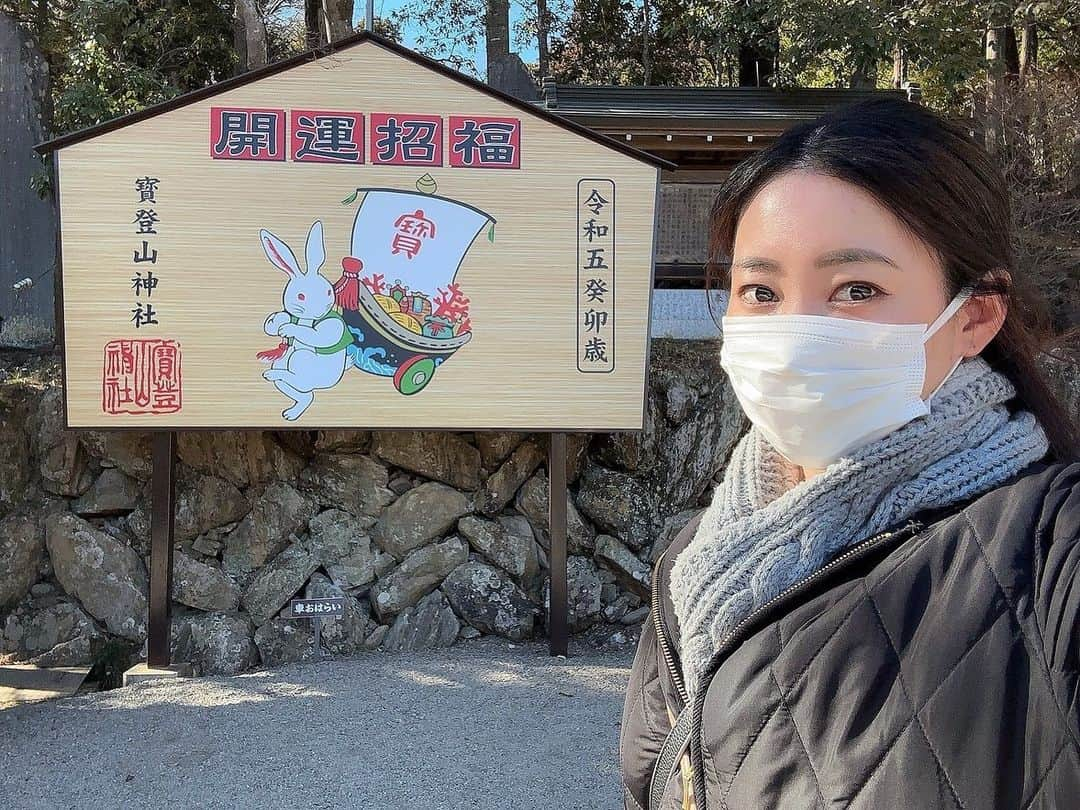 村田綾のインスタグラム：「やっと！！宝登山神社のうさぎ絵馬と撮影できました(*´꒳`*)  年女だからねっ！！ 今年は飛躍の年になりますように…って、お参りしてきました(^^)  卯年だからか、ウサギのイラストやグッズには、めちゃくちゃ反応しちゃう♡  皆野・長瀞地域情報サイトの【とろみん.ｎｅｔ】のキャラクターの『とろみん』にも、実は…めちゃくちゃ愛着あります(*´∀｀*)  #長瀞町観光協会 #長瀞観光アンバサダー #長瀞 #宝登山神社 #卯年」