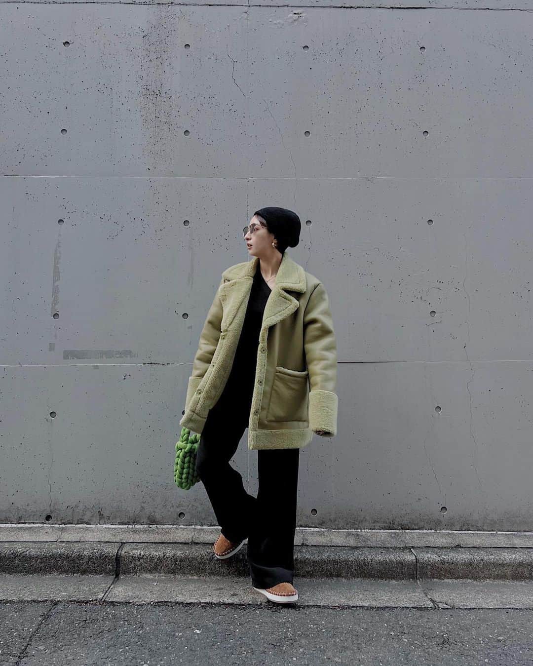 のインスタグラム：「black×color合わせが好き🤝🏻💚 . #winteroutfit  #winter #ootd #green #jacket #winterfashion  #mouton #coat #冬服 #冬コーデ #シンプルコーデ #ちびコーデ  #ニット帽  #julifashion」