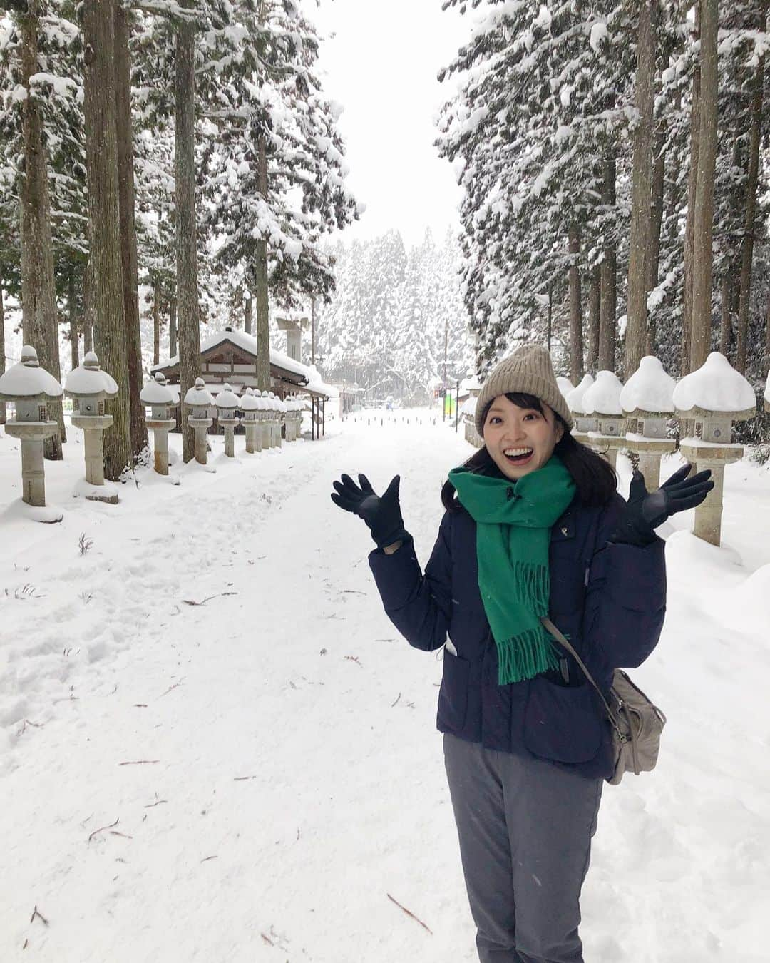 永井友梨のインスタグラム：「銀世界☃️❄️❄️   日曜から今日まで紀伊半島の旅に 行っておりました✈️🚌🚢💨 こちらは高野山 奥の院 雪景色の世界遺産はとても神秘的で美しく、感激！！！  旅の魅力やツアーの詳細は 来月のU-dokiでお伝えします😊 @u_doki や @umk_announcers でも また更新したいと思います❣️  #防寒重視  #早くも今年のベストバイはスノーブーツ #高野山 #奥の院 #世界遺産 #和歌山  #JAL #阪急交通 #宮崎カーフェリー #1月も今日までですが #今年もよろしくお願いします🙇‍♀️ #koyasan #koya_town #temple  #wakayama #japan」