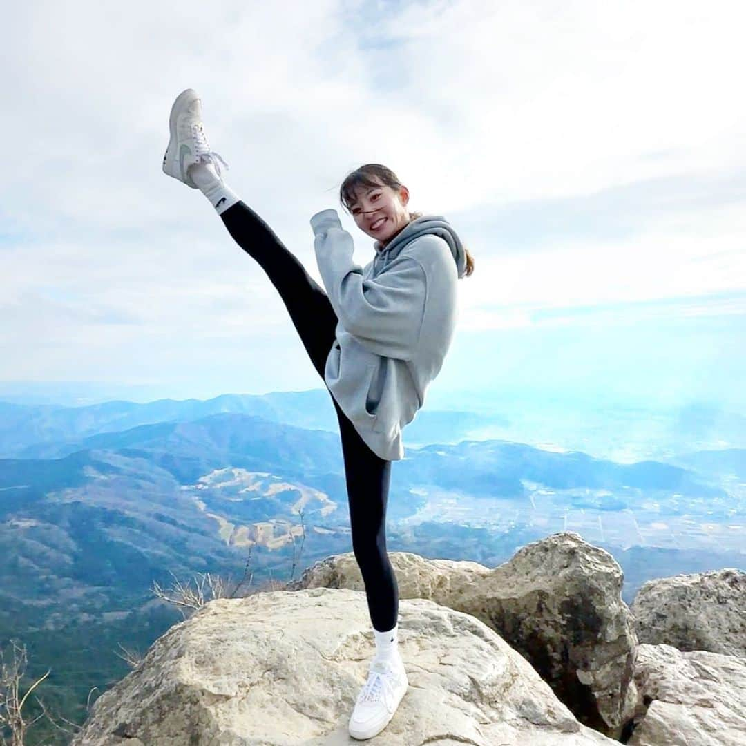 宮原華音さんのインスタグラム写真 - (宮原華音Instagram)「登山して頂上ハイキック🏔  ちょっとチキって雑になったけど ゼーゼーしながら登って 頂上ついた時の達成感最高だった👏✨  いつか富士山も行きたいな🗻  #どこでもハイキック #ハイキック #hightkick #karate #空手 #登山 #登山女子 #キックボクシング #キックボクシング女子 #kickboxing」1月31日 21時00分 - miyahara_kanon