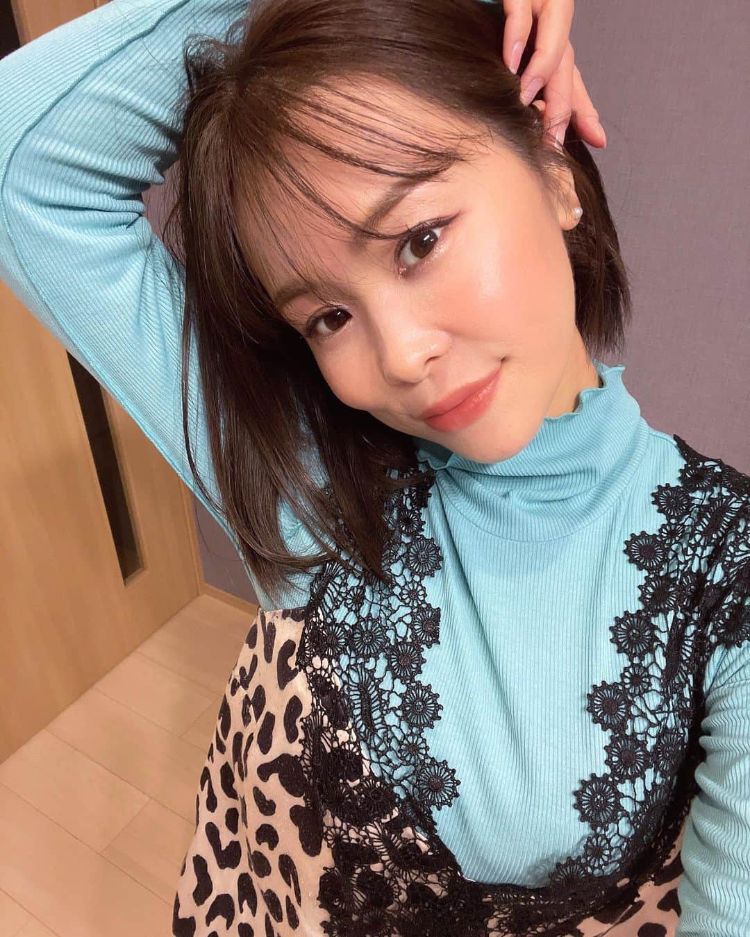 JUNのインスタグラム：「問題です！  今までと何かが違うよ？ さてなーんだ🫣💭  気付いたアナタには ハートを念力でお送りします🪬…💓  #ミニボブ #ショートボブ #ボブヘア #ボブ #ヘアスタイル #シースルーバング #ツーウェイバング #ピラティス #ピラティスインストラクター #艶肌 #アロマ美容 #アラサー美容 #綺麗になりたい #綺麗になりたい人と繋がりたい #インナービューティー」