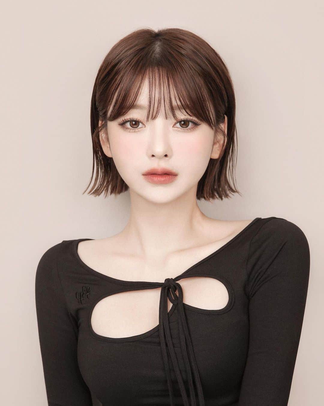 カン・テリのインスタグラム：「new ID picture🖤」