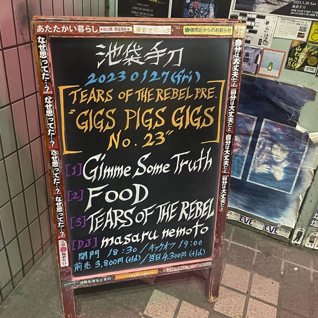 ERYさんのインスタグラム写真 - (ERYInstagram)「1月はBOØWYのコピーバンドBOØSTERSのワンマン、FOODのTEARS OF THE REBEL主催イベント出演、極東ファロスキッカーのVoo Doo Hawaiiansとのツーマンと盛り沢山でした！ 寒い日が続いて辛いなーと思っていましたが、どのライブも楽しく出来たのは観に来てくださる方がいるからこそです。 2020年に一度ライブが壊滅状態になりましたが、やっとやっと戻りつつあるように感じます。 今年も東京以外の場所にも行く予定あります。 よろしくね！  #極東ファロスキッカー #FOOD #BOØSTERS #BOØWY #boøwyコピーバンド  #六本木bauhaus  #池袋手刀 #下北沢clubque」1月31日 21時09分 - bass_ery