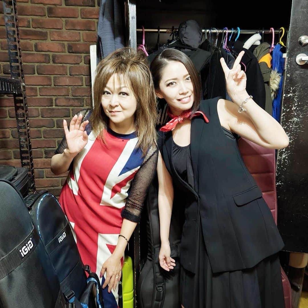 のインスタグラム：「1月はBOØWYのコピーバンドBOØSTERSのワンマン、FOODのTEARS OF THE REBEL主催イベント出演、極東ファロスキッカーのVoo Doo Hawaiiansとのツーマンと盛り沢山でした！ 寒い日が続いて辛いなーと思っていましたが、どのライブも楽しく出来たのは観に来てくださる方がいるからこそです。 2020年に一度ライブが壊滅状態になりましたが、やっとやっと戻りつつあるように感じます。 今年も東京以外の場所にも行く予定あります。 よろしくね！  #極東ファロスキッカー #FOOD #BOØSTERS #BOØWY #boøwyコピーバンド  #六本木bauhaus  #池袋手刀 #下北沢clubque」