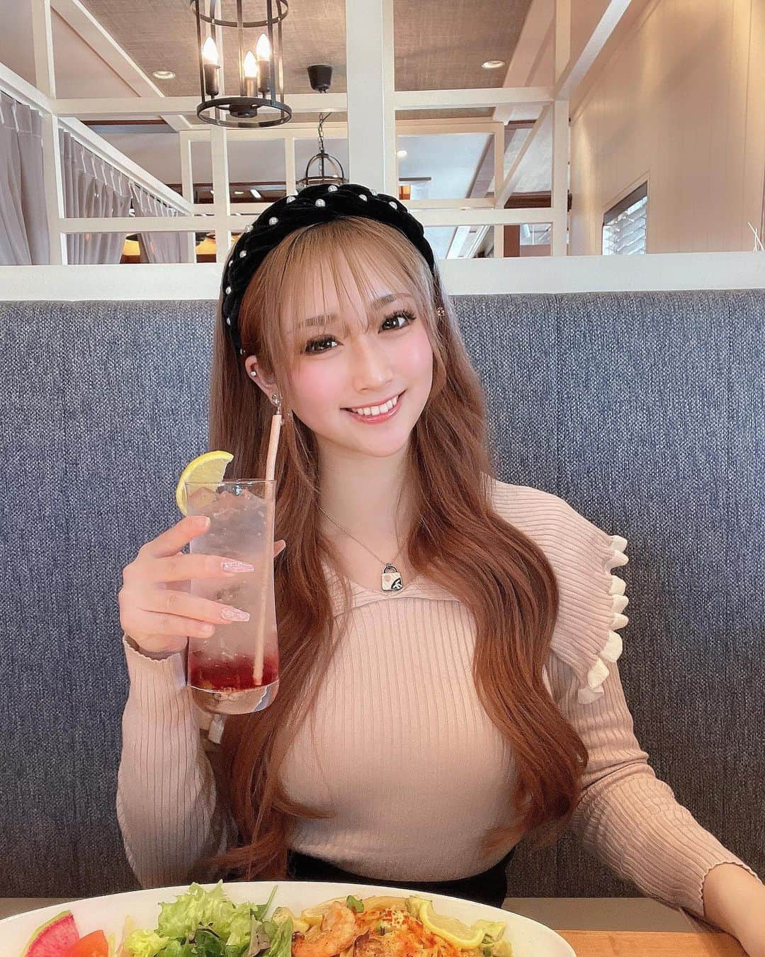 のインスタグラム：「☺︎ ハワイアンなカフェ見つけちゃった~🌺🥞  いらっしゃいませがアロハ〜やったから、自分の挨拶みたいで面白かったのがポイント🥰笑  そして何十年振りかのカチューシャ（笑） テンションあがるね〜〜👸🏼    マツエクが前髪で折れちゃって、腫れてるように見えてるのは内緒😿🙏🏻🙏🏻笑」
