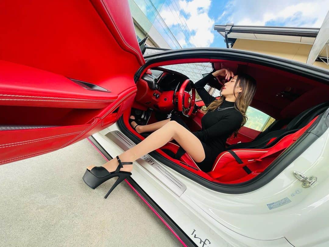 のインスタグラム：「. . . 翔プロデュース様へ メッセの打ち合わせに行ってきた✍️ 当日めっちゃ盛り上げるよーー😎 2/10.11.12 インテックス大阪 2号館のセンターでお待ちしてます🏎  #osakaautomesse  #osakaautomesse2023  #ferrari  #大阪オートメッセ2023  #大阪オートメッセ  #車横モデル #キャンギャル #フェラーリ」