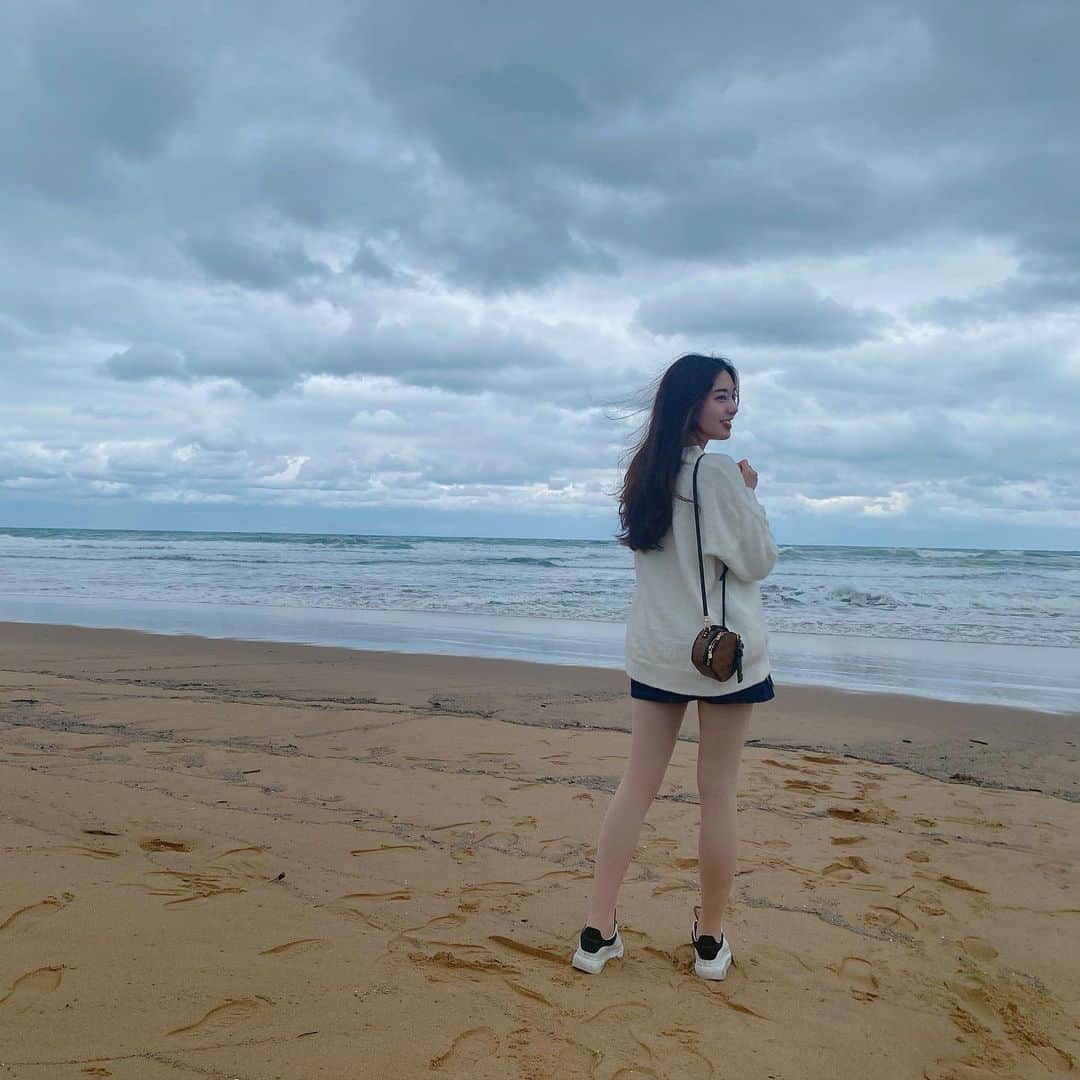Jhiawen Chengさんのインスタグラム写真 - (Jhiawen ChengInstagram)「有道是初聞不知曲中意，再聽已是曲中人。 「等下一個天亮 把偷拍我看海的照片送我好嗎 我喜歡我飛舞的頭髮 和飄著雨還是眺望的眼光」。🌊 不知道開學前兩週開始收心來得來不及🤣🤣🤣 （大家不用擔心我的腿會冷！因為我穿 @waawoo_ww 光腿神奇！！超保暖！！！🤩🤩🤩）」1月31日 21時14分 - jhiawen.cheng