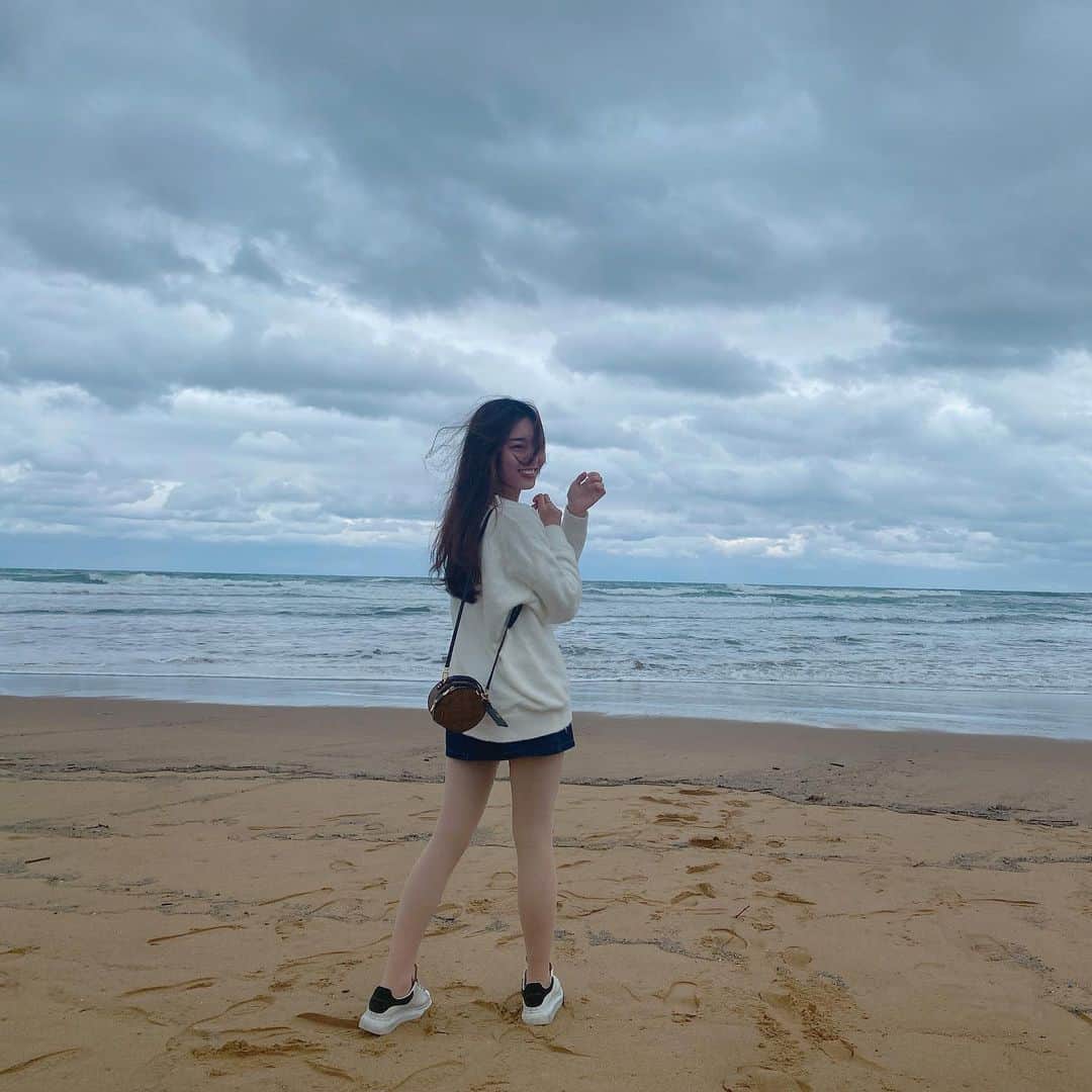 Jhiawen Chengさんのインスタグラム写真 - (Jhiawen ChengInstagram)「有道是初聞不知曲中意，再聽已是曲中人。 「等下一個天亮 把偷拍我看海的照片送我好嗎 我喜歡我飛舞的頭髮 和飄著雨還是眺望的眼光」。🌊 不知道開學前兩週開始收心來得來不及🤣🤣🤣 （大家不用擔心我的腿會冷！因為我穿 @waawoo_ww 光腿神奇！！超保暖！！！🤩🤩🤩）」1月31日 21時14分 - jhiawen.cheng