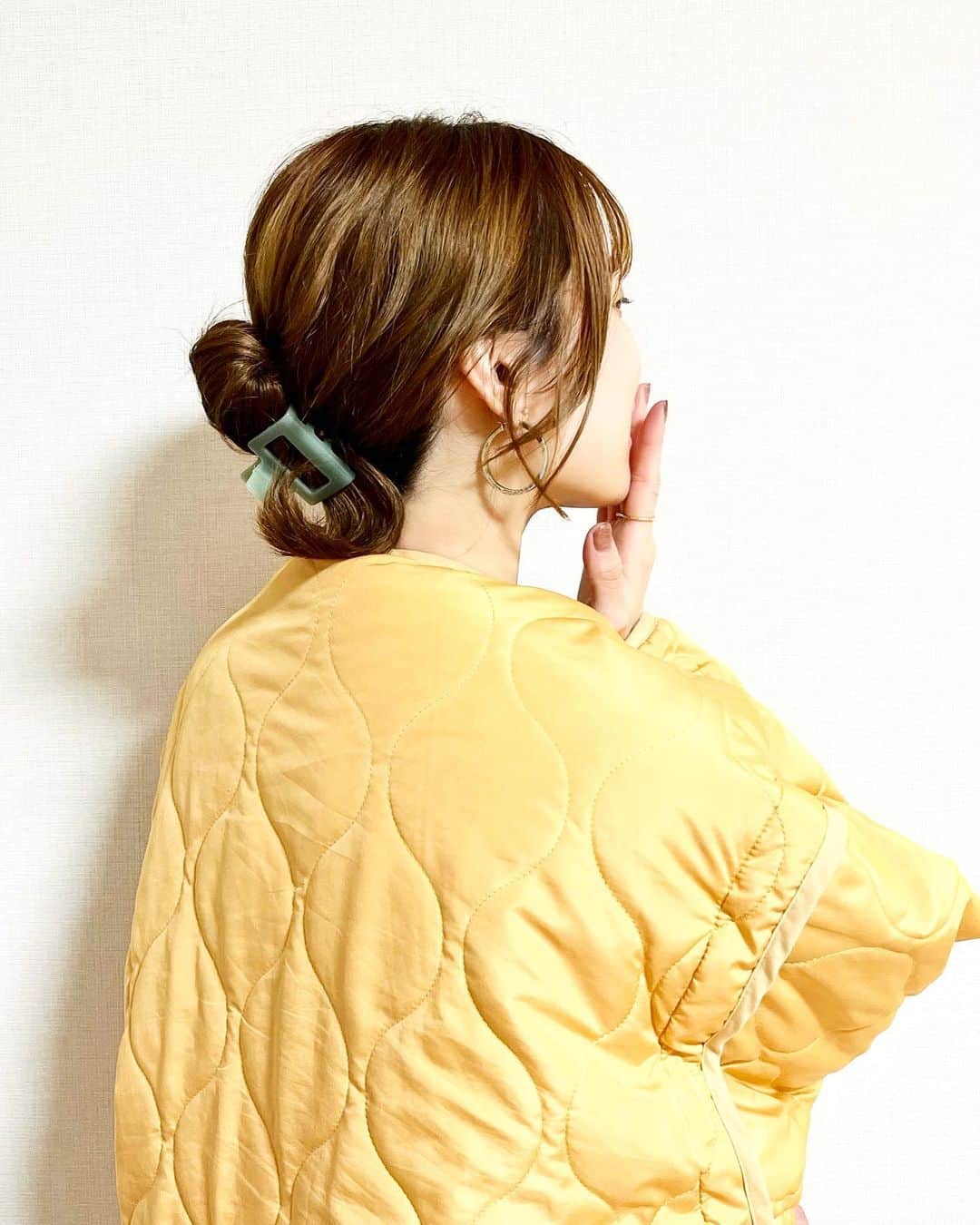 しばたあやなさんのインスタグラム写真 - (しばたあやなInstagram)「何枚目が好き？🫶  #ヘアアレンジ #アレンジ #ヘアセット #ミディアムヘアアレンジ  #ハーフアップ #くるりんぱアレンジ  #お団子ヘア #ポニーテール #編み下ろしアレンジ  #バンスクリップ #ローポニー #ローポニーアレンジ」1月31日 21時17分 - ayamarjr.s