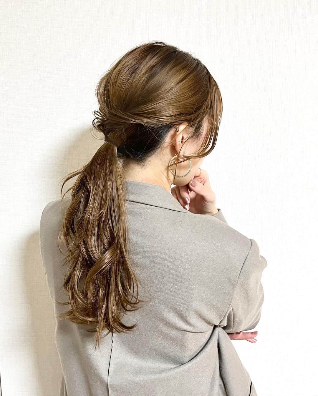 しばたあやなさんのインスタグラム写真 - (しばたあやなInstagram)「何枚目が好き？🫶  #ヘアアレンジ #アレンジ #ヘアセット #ミディアムヘアアレンジ  #ハーフアップ #くるりんぱアレンジ  #お団子ヘア #ポニーテール #編み下ろしアレンジ  #バンスクリップ #ローポニー #ローポニーアレンジ」1月31日 21時17分 - ayamarjr.s