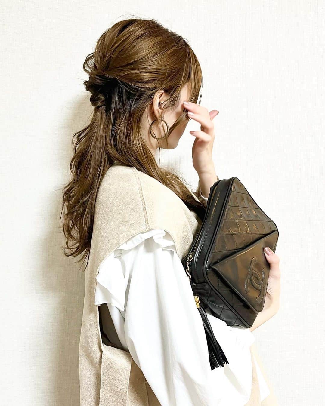 しばたあやなのインスタグラム：「何枚目が好き？🫶  #ヘアアレンジ #アレンジ #ヘアセット #ミディアムヘアアレンジ  #ハーフアップ #くるりんぱアレンジ  #お団子ヘア #ポニーテール #編み下ろしアレンジ  #バンスクリップ #ローポニー #ローポニーアレンジ」