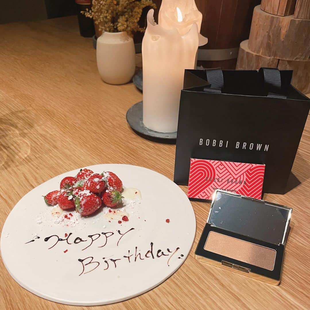 荒谷江莉香のインスタグラム：「. 🥂🎁💗@miyu__1996 . @bobbibrownjapan」