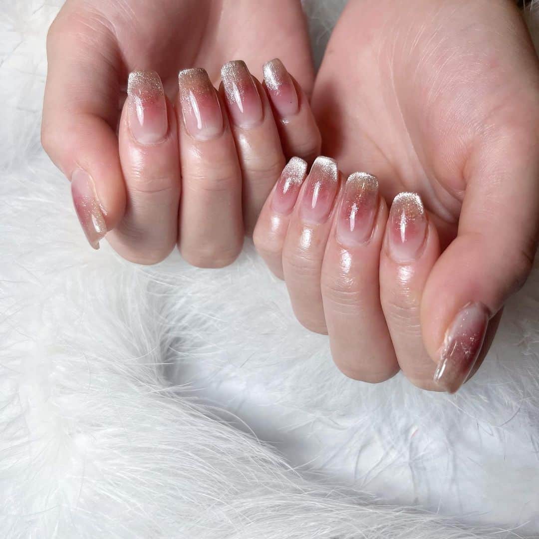川上礼奈のインスタグラム：「. new nail...❤︎ 今回はシンプルに☺️ チークネイルにマグネットネイルのグラデーション💅 今回も可愛すぎる🥹 いつもありがとうございます♪♪ 👩🏻 @inails__miho」