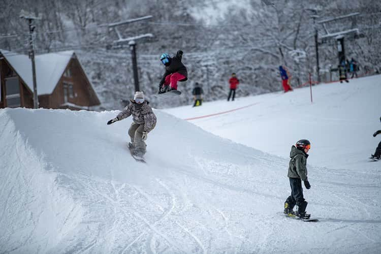 広野あさみさんのインスタグラム写真 - (広野あさみInstagram)「白馬五竜スキー場の Goryuwavesコースで行われた  ''session''というイベントに参加してきました！  藤田一茂さんがプロデュースした地形コースを 子供たちとトレインして同じ技をしたり、  スキースノーボード いろんなライダーの地形の 滑りが見れて自分自身もとても勉強になりました。  YouTubeでUPしたので是非観てください✨  Goryuwavesはナイターでも滑ることができます✨ 地形は初心者でも安全に挑戦できるので ぜひ行ってみてください☺️  photo by @247nikiimages   @goryuwaves  @forestlogd  @goryu_47  ありがとうございました！」1月31日 21時23分 - asamihirono