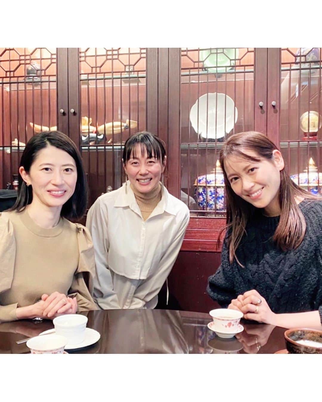 新井麻希のインスタグラム：「* 美人同期2人に会ってきた❣️  裕子はスーパーママでモデルさんしてるし、仁美もスーパーママしながら社会部で記者してる（この後VTRつながないといけないと言っててかっこよかった😆）し、2人とも出会った20代の時からかいつも人生の先を行っていて、色んなこと教えてくれて、今日も刺激を受けまくってきた！あとやっぱりなんでも安心して話せるのほんとにありがとう。  そして美しい2人を見て、毎日体をちゃんと体をマッサージして血行良く過ごそうと思いました笑笑！  近況報告して、おしゃべりしてたらあっという間！今年はもっと集まれるといいなあ！！  裕子がくれた本、早速読み始めたらとっても素敵な内容で、今度詳しく書きますね。（カバーしているのは、エロ本だからじゃないです❣️）（牛乳持参🥛）  #青木裕子 #岡村仁美 #2005年入社」