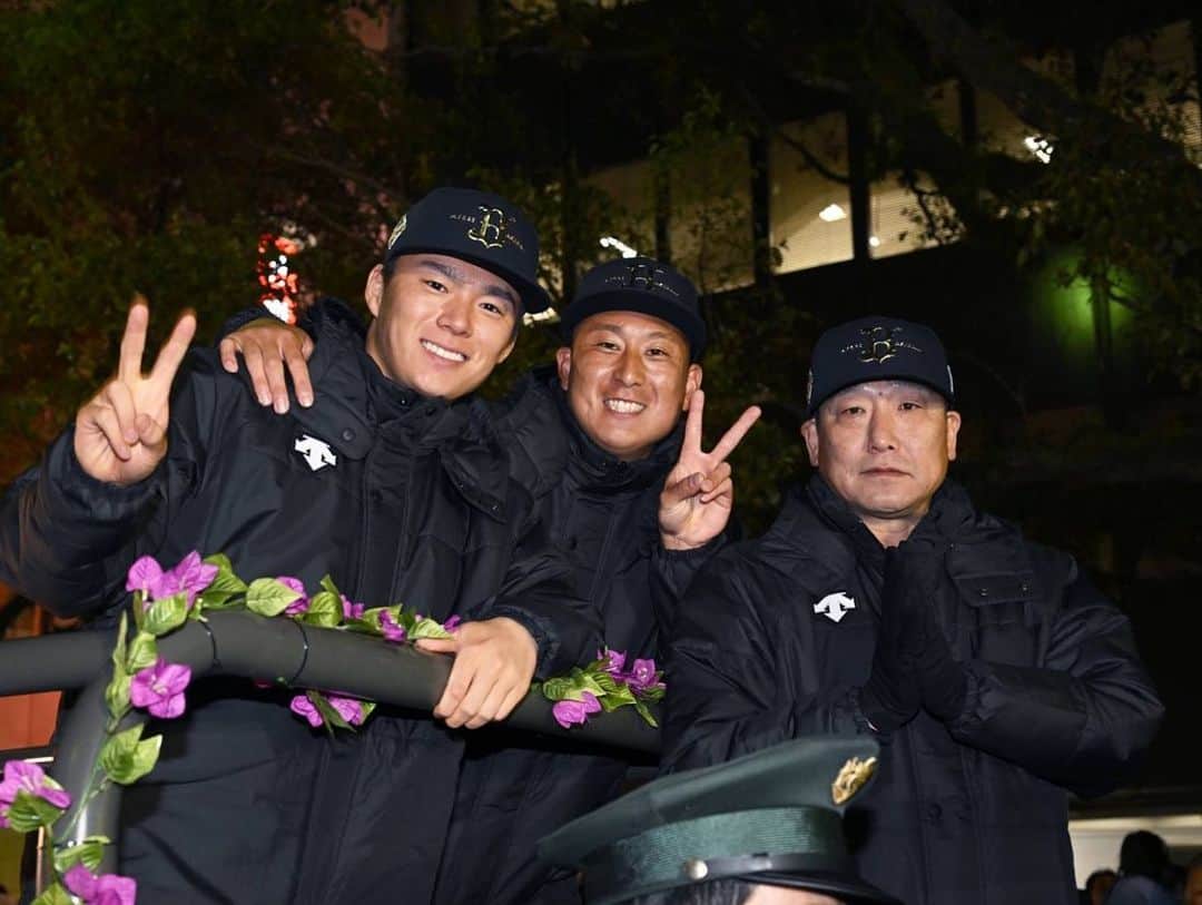 山本由伸のインスタグラム：「宮崎優勝パレード🏆 宮崎のみなさん今年もあたたかく迎えてくださり本当にありがとございます！ 明日からの春季キャンプ頑張ります🌴 中嶋監督とラオウさんと同じ車でした！」