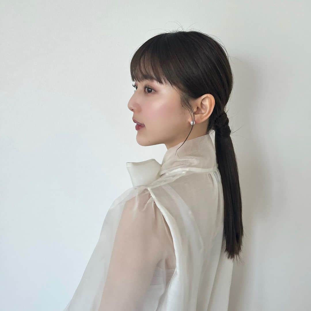 ひよんのインスタグラム：「💍👰🏻‍♀️  大親友の披露宴に参加した日💓 この日は友達みんなでチマチョゴリを着ようということだったから、 1本にまとめてみたよ☺️✨  ヘアアレンジ方法💫 ①髪の毛をストレートアイロンで真っ直ぐにする →これやると仕上がりが綺麗だしツヤもでていい感じになるから絶対する工程 ②髪の毛を下の位置で1つにまとめる →根本に近い方がおしゃれな気がする&太めのしっかりゴムで結ぶ ③毛束の下の方(首に近い方)を少し取ってゴムに巻きつける →今回は少し太めのぐるぐるを作りたかったから気持ち多めにとったよ ④毛先を少し出して輪ゴムで結ぶ →土台で結んだゴムと合わさるように輪ゴムを結ぶ ⑤飛び出た毛先をピンでとめる →短いピンの方がやりやすい！3本くらいピンつかった ⑥ぐるぐる巻きつけたところをケープで固定 →紫のケープつかってる  もみあげはあらかじめ取っておいてワンカールさせるよ🦱 前髪もふんわりじゃなくて真っ直ぐなるように熱通してる！ 後頭部はすこーしだけひきだしてる！すこーーーしだけ！  この説明で伝わったら嬉しいです🥺❤️ 是非やってみてね😍 盛り盛りにするよりおしゃれだと思う🫶  #結婚式ヘアアレンジ #結婚式およばれヘア #結婚式およばれヘアアレンジ #ひよんヘアー」