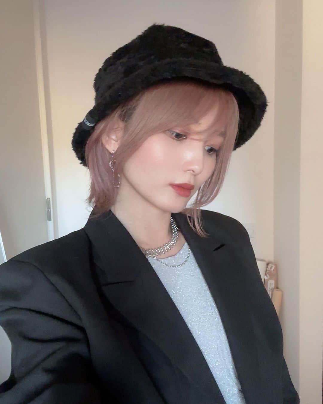 サキのインスタグラム：「@ca4la_official  黒のふわふわ🐑🖤  . #ca4la #ブラックコーデ #ブラックコーディネート #モード系#モード系ファッション #モード系女子 #韓国ファッション #韓国コーデ #冬コーデ #冬服 #イエベ #骨格ウェーブ#骨格ウェーブコーデ #ウルフカット #ウルフ #ショートウルフ #ハイトーンウルフ #バケハ #バケハコーデ #バケットハット」