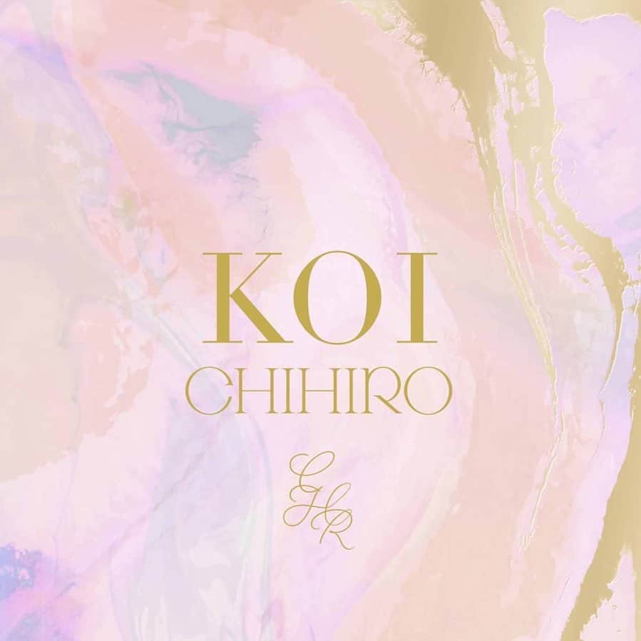 CHIHIROのインスタグラム：「デジタルベストアルバム『KOI』 もうすぐ０時からリリースになります。  私は失恋の曲、叶わない恋の曲 たくさんのラブソングを書いてきました。  ”沼ってしまって抜け出せない女の子へ” 今回はラブソングの中から 沼ソングをテーマにセレクトしました。  サヨナラする決断ができなかったり、 可能性がないのに諦められなかったり... 分かっているけど 結局”好き”という二文字が勝ってしまうから 悩んで、涙して、葛藤してしまう。  そんな時に私の曲がお守りになったり 背中を押せる存在になれたらいいなって そんな思いでラブソングを書いてきました。  15曲には 恋に前向きになれるパワーを込めてます😌  改めて新曲も含めて ぜひ皆さんに「KOI」届きますように。 https://chihiro.lnk.to/koi  デジタルベストアルバム『KOI』 2023年2月1日（水）配信リリース  01, ずるいよ 02, RESET 03, 3% 04, 好きになっちゃいけない人 05, やっぱり好き 06, 遊びとか言わないで 07, 君がいない世界は切なくて 08, 好きだけどサヨナラ 09, 恋人ごっこ 10, 私きっとこの恋を永遠にね忘れない 11, 冷たくしないでよ 12, バカミタイ 13, もうおしまい 14, 失恋のあと 15, 君を忘れるための歌  明日はベストアルバムを記念してLIVE配信も開催します 🌹20:00～ LINE LIVE 🌹21:00～ TikTok LIVE  みんなとお話ししながら ベストの曲をお届けしようと思うので ぜひお時間開けてもらえると嬉しいです✨ 聴きたい曲もあれば教えてね！   #CHIHIRO  #デジタルベストアルバム  #koi」