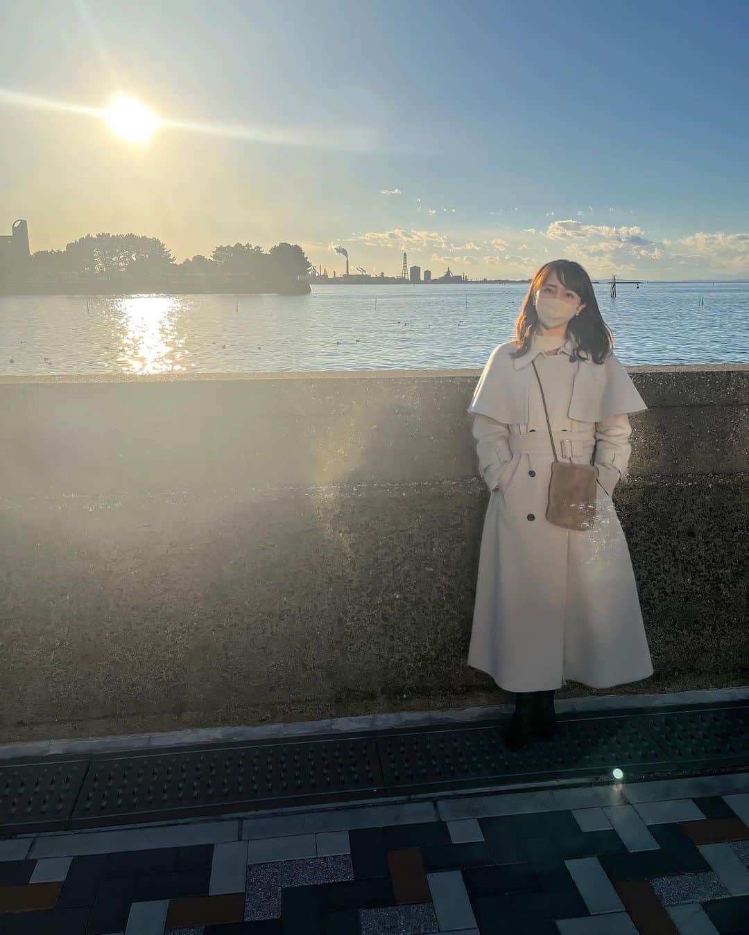川口満里奈のインスタグラム：「. . 年末年始は木更津の実家でのんびり。 木更津のシンボル赤い橋の近くに いつのまにかおしゃれなカフェが出来てた！ 木更津にお越しの際はぜひ寄ってみてくださいね。 あとよく見たらちゃんと目開いてます。 . . #カフェ #海 #のんびり #さんぽ #木更津 #cafe #sea #snidel #uniqlo  #アナウンサー」