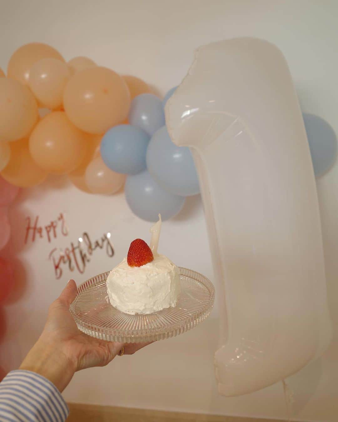 藤阪れいなのインスタグラム：「.  𝐁𝐢𝐫𝐭𝐡𝐝𝐚𝐲 𝐩𝐚𝐫𝐭𝐲 🎂  #firstbirthday  #smashthecake #smashcake」