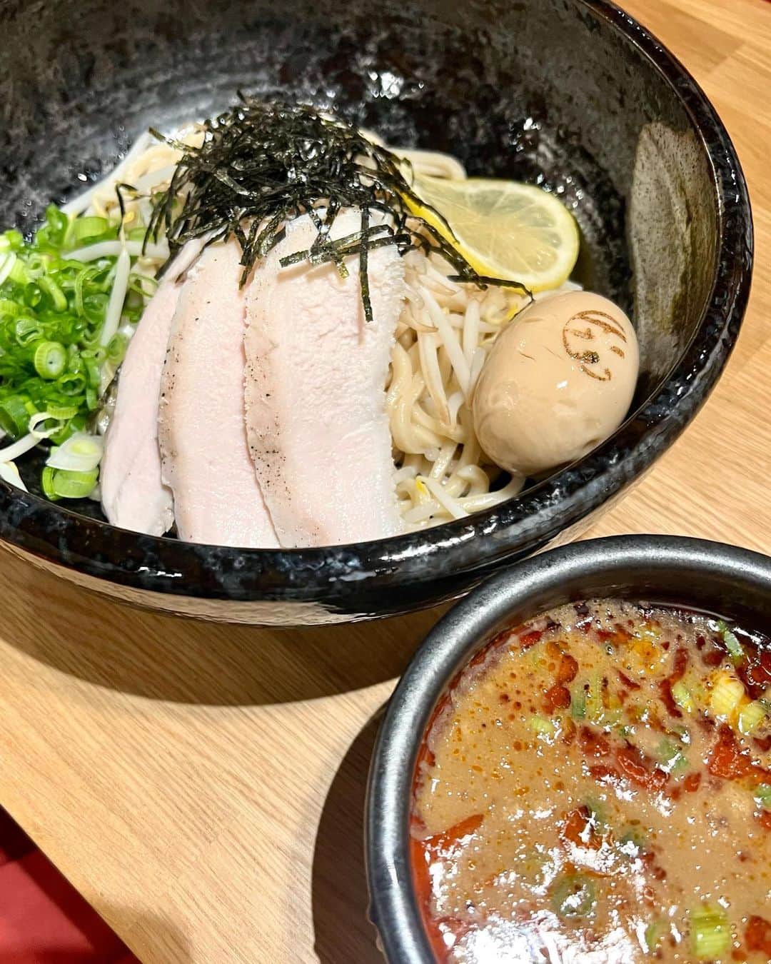 松原汐織さんのインスタグラム写真 - (松原汐織Instagram)「♡ @tenmaru_ramen is an authentic Japanese ramen shop🍜 ✨ I felt so happy❤️❤️❤️ ・ ・ たまーに食べたくなるのがラーメン🍜 ロンドンにも沢山ラーメン店はあるのですが「旨味はないの？」と言いたくなる様な味付けのお店もあり、、、笑 TENMARUのつけ麺は美味しくて感激！！ Oxford Circus店が出来たので行きやすくて、リピート間違いなし😋  食後はお散歩がてら、よく行く @ricewineshop (日本食材スーパー)へ🌟 Rice wine shopと @waso.tokyo (宅配の日本食材スーパー)で我が家は日本食材を調達しています🇯🇵  ー #tenmaru #ramen #tsukemen #japaneseramen  #london #londonfoodie #thisislondon  #ロンドン #ロンドン生活 #ロンドン在住  #ロンドングルメ #ラーメン #つけ麺  #shioriinlondon2023  ー」1月31日 22時03分 - shiori_ma_