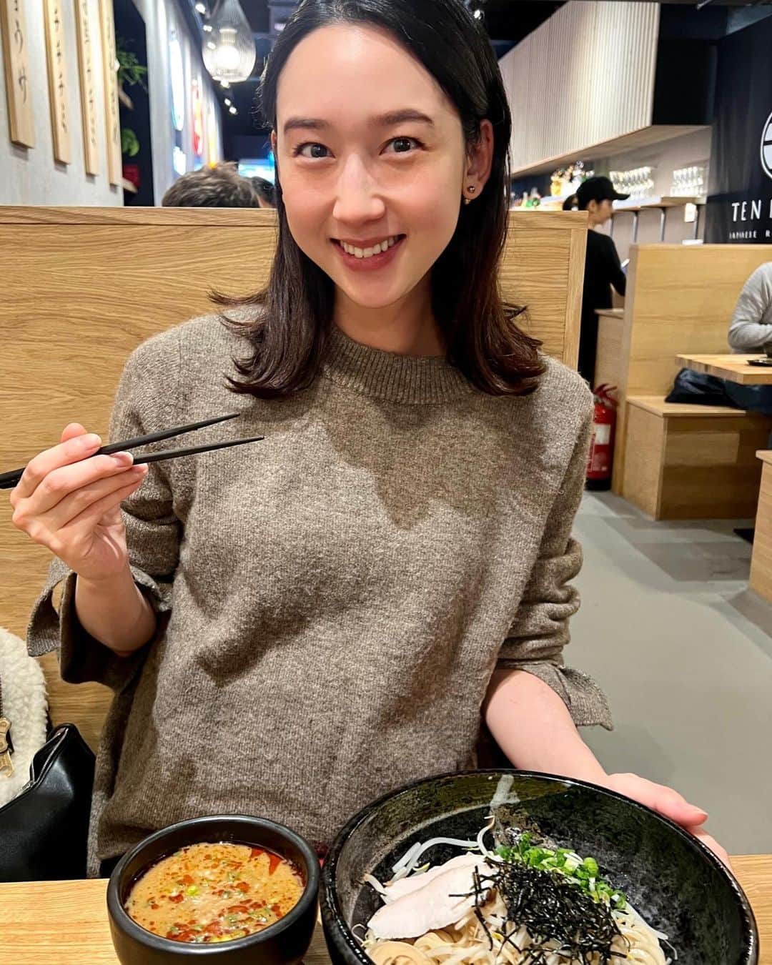 松原汐織さんのインスタグラム写真 - (松原汐織Instagram)「♡ @tenmaru_ramen is an authentic Japanese ramen shop🍜 ✨ I felt so happy❤️❤️❤️ ・ ・ たまーに食べたくなるのがラーメン🍜 ロンドンにも沢山ラーメン店はあるのですが「旨味はないの？」と言いたくなる様な味付けのお店もあり、、、笑 TENMARUのつけ麺は美味しくて感激！！ Oxford Circus店が出来たので行きやすくて、リピート間違いなし😋  食後はお散歩がてら、よく行く @ricewineshop (日本食材スーパー)へ🌟 Rice wine shopと @waso.tokyo (宅配の日本食材スーパー)で我が家は日本食材を調達しています🇯🇵  ー #tenmaru #ramen #tsukemen #japaneseramen  #london #londonfoodie #thisislondon  #ロンドン #ロンドン生活 #ロンドン在住  #ロンドングルメ #ラーメン #つけ麺  #shioriinlondon2023  ー」1月31日 22時03分 - shiori_ma_