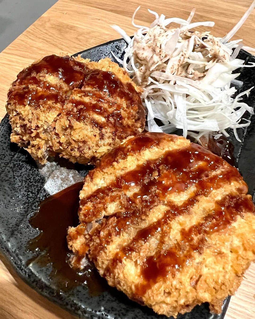 松原汐織さんのインスタグラム写真 - (松原汐織Instagram)「♡ @tenmaru_ramen is an authentic Japanese ramen shop🍜 ✨ I felt so happy❤️❤️❤️ ・ ・ たまーに食べたくなるのがラーメン🍜 ロンドンにも沢山ラーメン店はあるのですが「旨味はないの？」と言いたくなる様な味付けのお店もあり、、、笑 TENMARUのつけ麺は美味しくて感激！！ Oxford Circus店が出来たので行きやすくて、リピート間違いなし😋  食後はお散歩がてら、よく行く @ricewineshop (日本食材スーパー)へ🌟 Rice wine shopと @waso.tokyo (宅配の日本食材スーパー)で我が家は日本食材を調達しています🇯🇵  ー #tenmaru #ramen #tsukemen #japaneseramen  #london #londonfoodie #thisislondon  #ロンドン #ロンドン生活 #ロンドン在住  #ロンドングルメ #ラーメン #つけ麺  #shioriinlondon2023  ー」1月31日 22時03分 - shiori_ma_